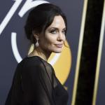 安吉丽娜朱莉换新造型染成金发 粉丝直呼:认不出 安吉丽娜朱莉换新造型染成金发 粉丝直呼:认不出