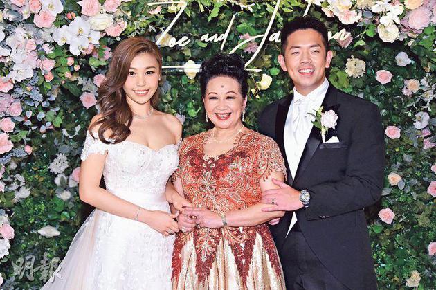 赠媳妇6金猪+龙凤手镯 薛家燕荣升婆婆希望抱孙