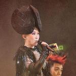 红馆演唱会 张敬轩抱起王菀之后累倒躺地 红馆演唱会 张敬轩抱起王菀之后累倒躺地