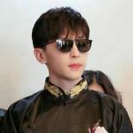 伴郎专业户?邓伦穿唐装戴墨镜出席好友婚礼 伴郎专业户?邓伦穿唐装戴墨镜出席好友婚礼