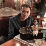 谢霆锋生日晒花絮照 戴墨镜帅气十足 谢霆锋生日晒花絮照 戴墨镜帅气十足