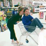 何超莲坐超市手推车兴奋比V 暴露自己的体重 何超莲坐超市手推车兴奋比V 暴露自己的体重