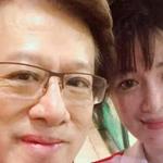 陈少霞陪富豪老公打网球 素颜出镜皮肤透亮显冻龄 陈少霞陪富豪老公打网球 素颜出镜皮肤透亮显冻龄