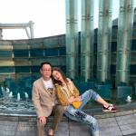 李嘉欣依靠老公肩膀享受二人世界 活力打扮很减龄 李嘉欣依靠老公肩膀享受二人世界 活力打扮很减龄