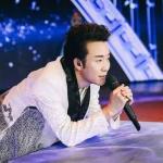 李玉刚照顾重病父亲望镜头拍照 被质疑摆拍 李玉刚照顾重病父亲望镜头拍照 被质疑摆拍