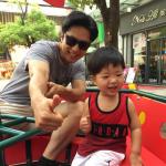 凌潇肃父亲节晒图 与儿子复制粘贴脸太可爱 凌潇肃父亲节晒图 与儿子复制粘贴脸太可爱