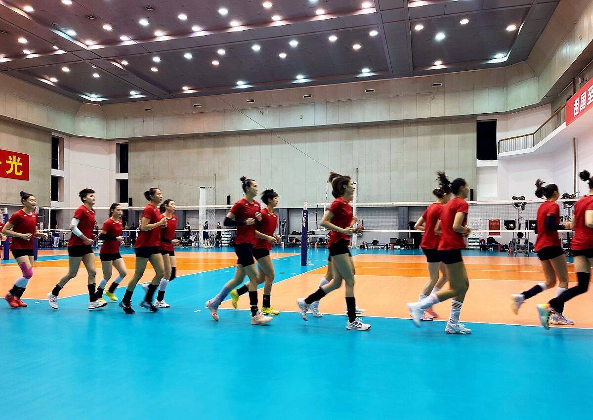 央视导演曝光女排空降国手 朱婷客串接应姚迪特训防守