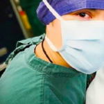 严屹宽当爸晒一家三口合影 发长文示爱妻子杜若溪