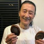 82岁谢贤竟然摘掉墨镜 虽有皱纹但精神状态好