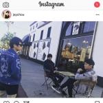 周杰伦陈冠霖悠闲合照 俏皮自封“夹克男孩” 周杰伦陈冠霖悠闲合照 俏皮自封“夹克男孩”