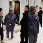 张卫健没带证件被拦 还摘墨镜主动和保安合照 张卫健没带证件被拦 还摘墨镜主动和保安合照