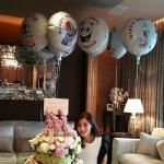 李嘉欣庆祝48岁生日 与花合影美貌依旧 李嘉欣庆祝48岁生日 与花合影美貌依旧